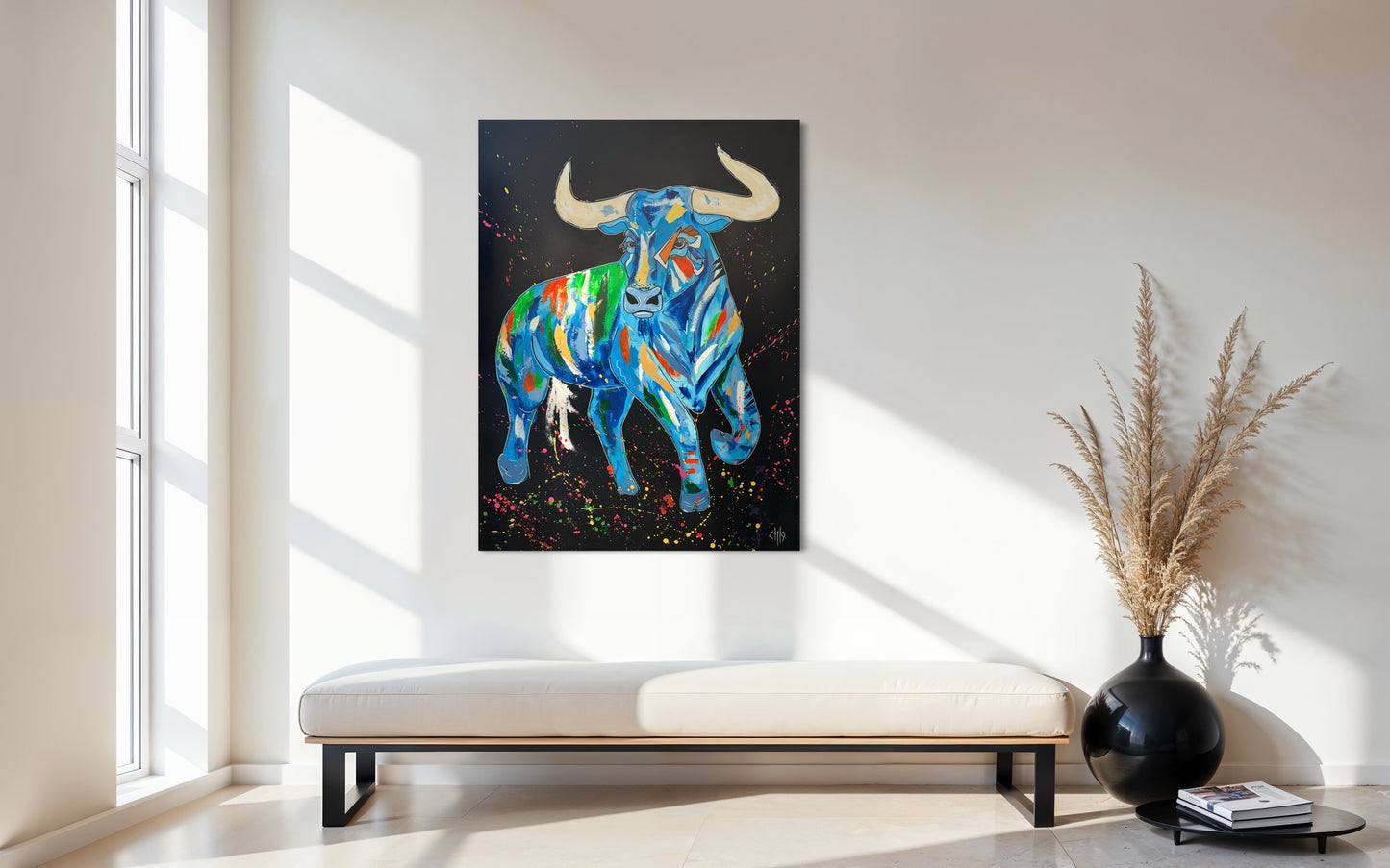 Tableau contemporain représentant un taureau bleu coloré, œuvre originale peinte à la main par l’artiste CHLO, exposée dans un intérieur blanc épuré et lumineux