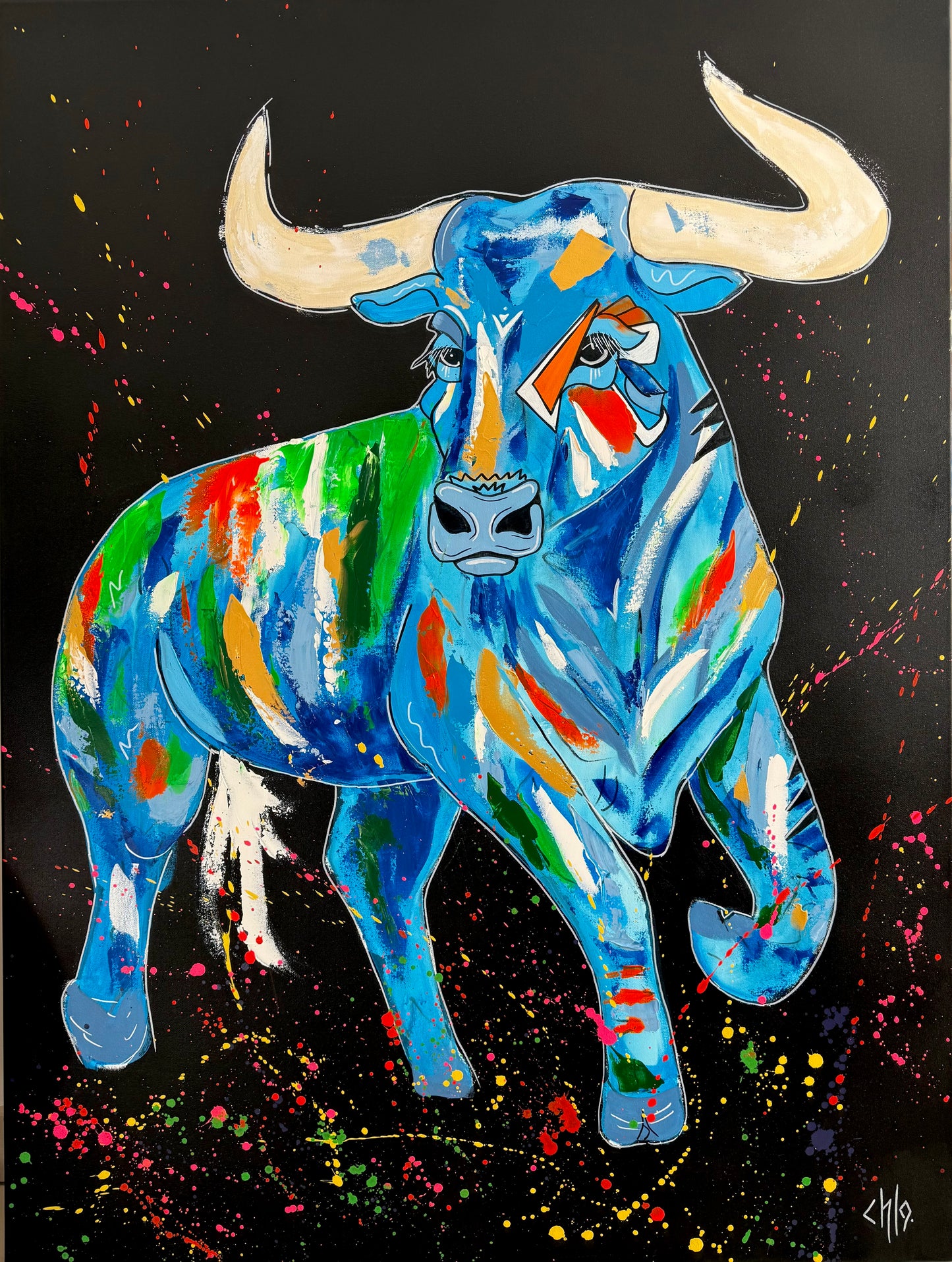 Tableau contemporain représentant un taureau bleu coloré, œuvre originale peinte à la main par l’artiste CHLO, exposée dans un intérieur moderne