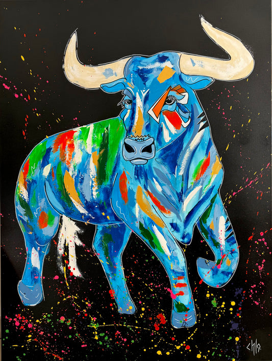 Tableau contemporain représentant un taureau bleu coloré, œuvre originale peinte à la main par l’artiste CHLO, exposée dans un intérieur moderne