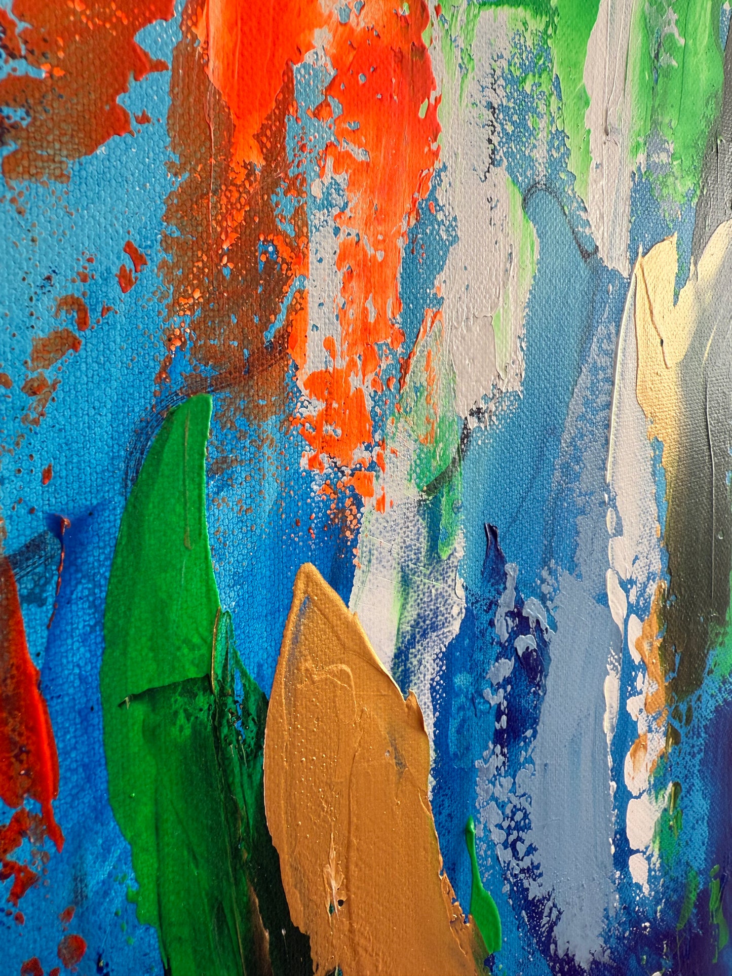 Gros plan sur les couleurs et la matière d’un tableau contemporain de taureau bleu, œuvre originale peinte à la main par l’artiste CHLO