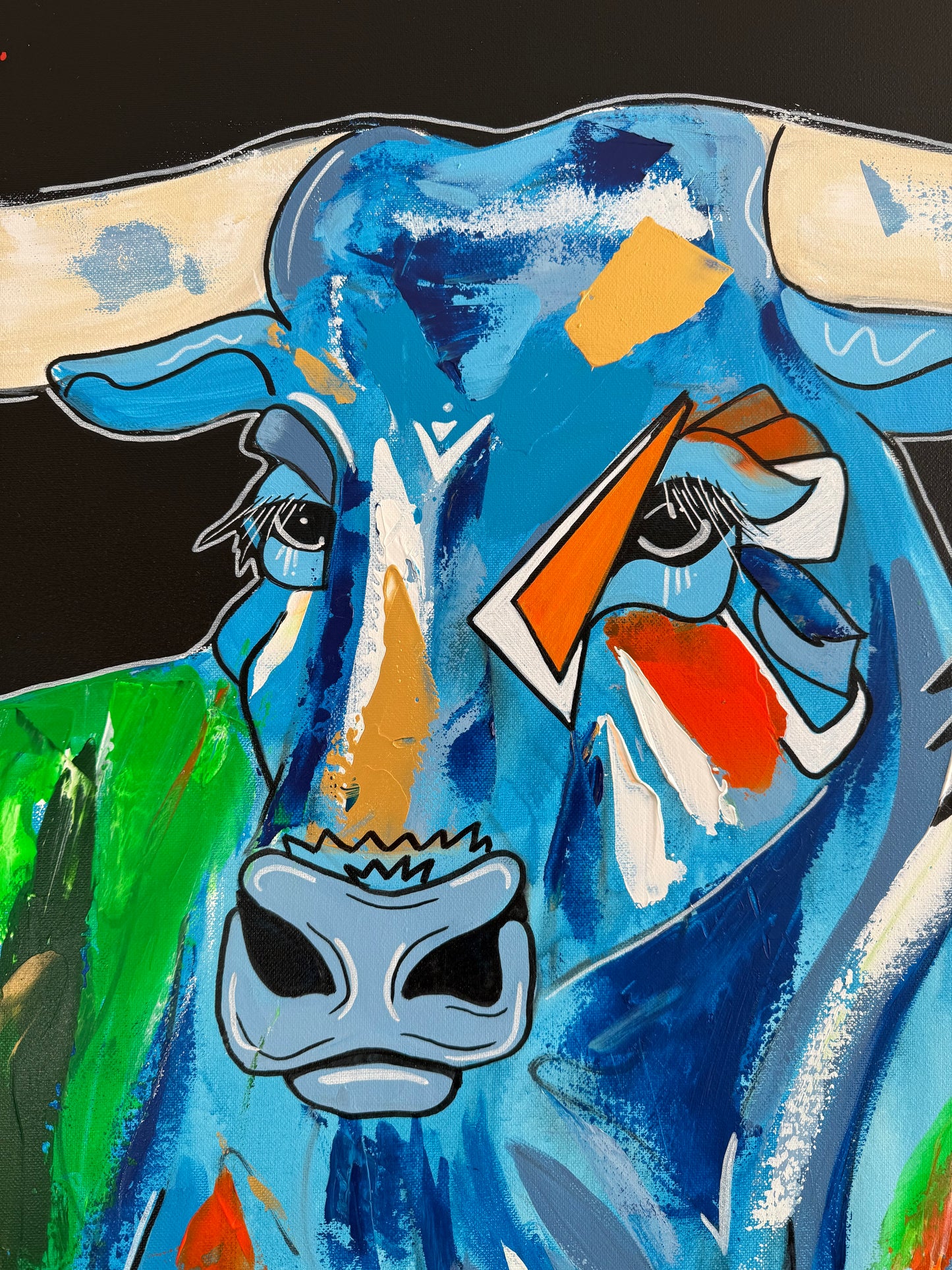 Détail en gros plan d’une peinture contemporaine représentant un taureau bleu, mettant en valeur la texture de la toile et les coups de pinceau de l’artiste CHLO